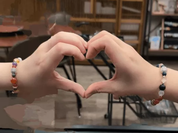 【６】完成したブレスレットで「♥マーク」で記念写真！